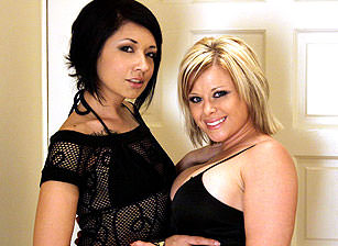 Lesbian Erotica : Spicy College Sweethearts #05 - Kylee Lovit & Coco Velvet